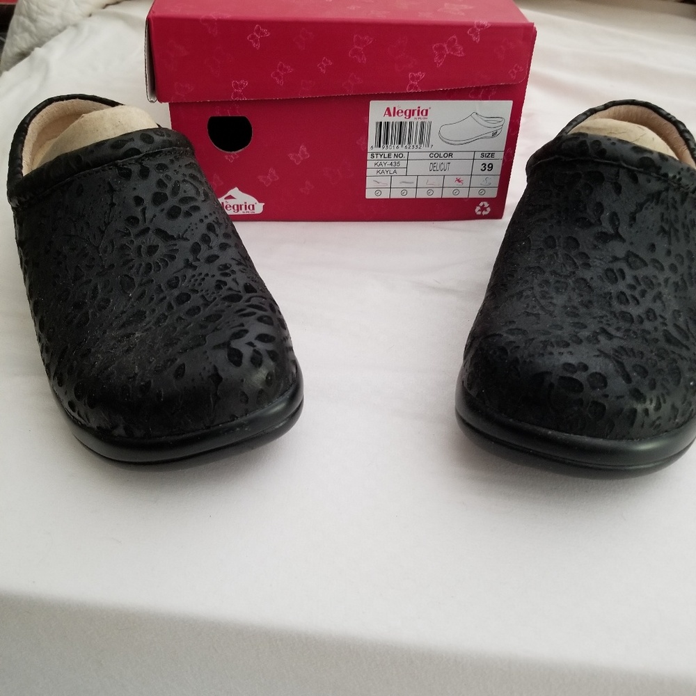 Algeria slip ons